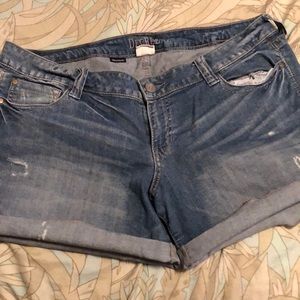 Decree light wash rolled jean shorts